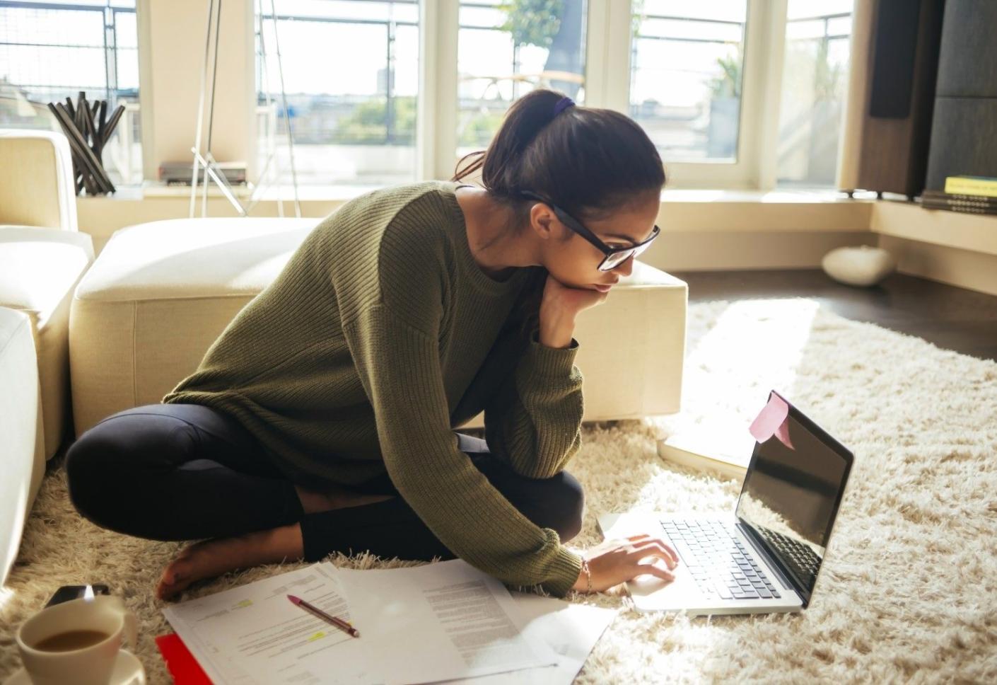 Equipo desarrollando material educativo financiero