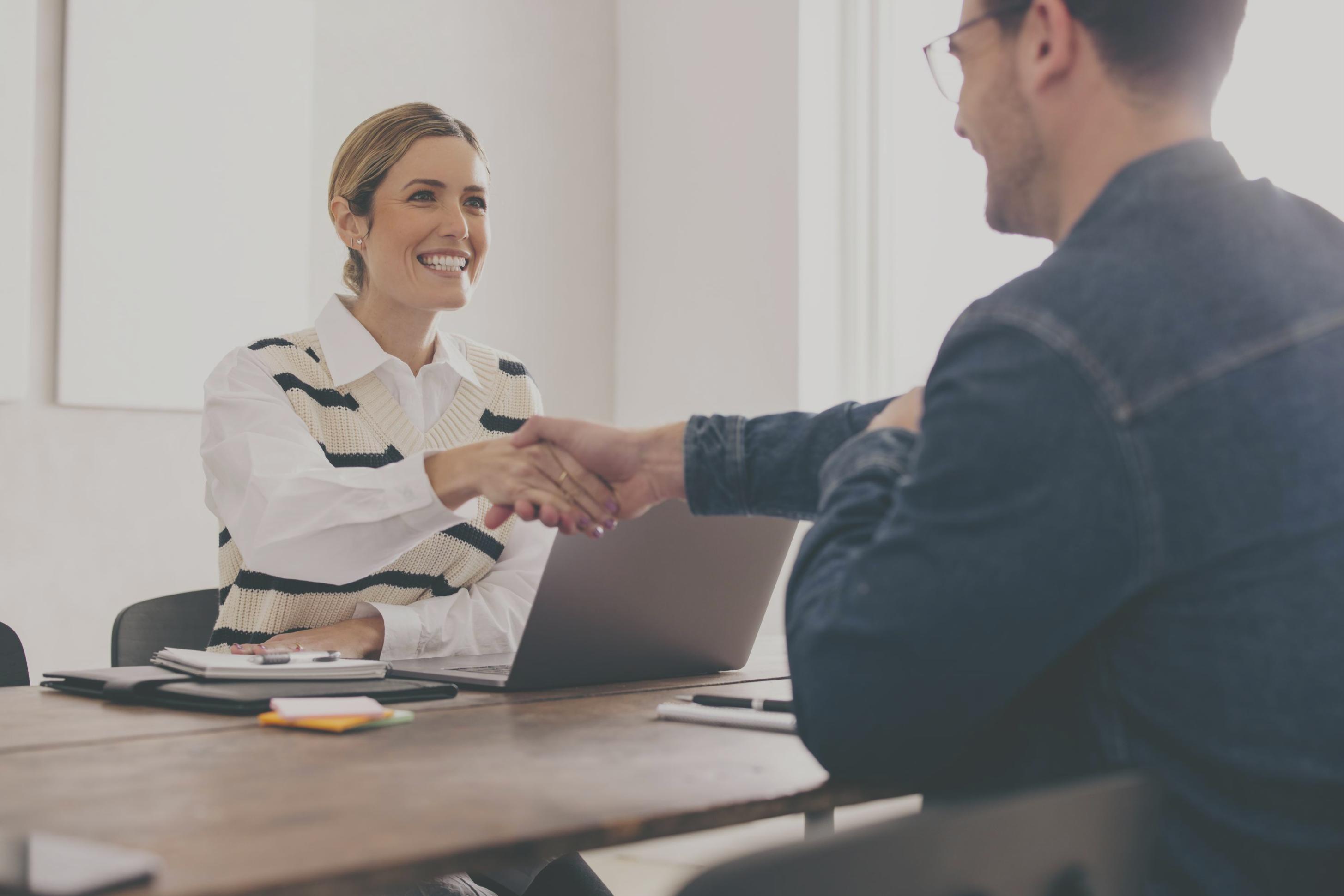 Estudiantes participando activamente en sesión de aprendizaje financiero